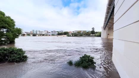 Überfluteter-Brisbane-River-Tobt-Unter-Der-Brücke-2022