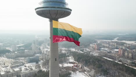 Luftaufnahme:-Filmische-Bewegung-Der-Litauischen-Flagge-Am-Tag-Der-Wiederherstellung-Des-Staates-Litauen