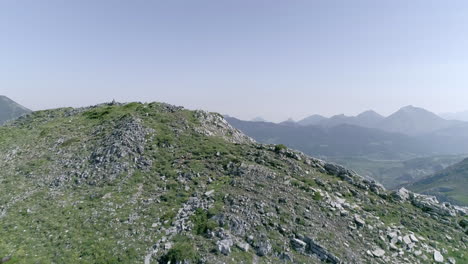 Epische-Luftaufnahme-über-Einem-Felsigen-Gipfel,-Die-Ein-Malerisches-Grünes-Tal-Zeigt,-Umgeben-Von-Wunderschönen-Malerischen-Bergen,-Mampodre-Massiv,-León,-Spanien