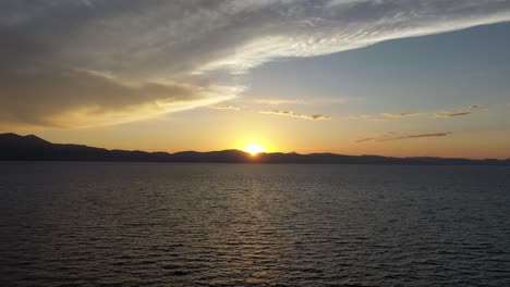 Wunderschöner-Sonnenuntergang-Am-Meereshorizont---Drohnenaufnahme-Aus-Der-Luft