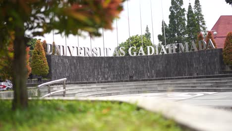La-Puerta-Principal-De-La-Universidad-Gadjah-Mada-Ubicada-En-La-Ciudad-De-Sleman,-Que-Son-Los-3-Mejores-Campus-De-Indonesia-Y-El-Campus-Soñado-Para-Los-Estudiantes