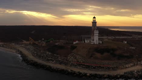 Eine-Luftaufnahme-Des-Montauk-Leuchtturms-Während-Eines-Goldenen-Sonnenuntergangs