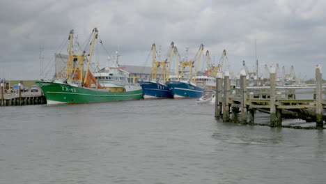Ein-Schnellboot-Läuft-In-Den-Hafen-Von-Texel-In-Den-Niederlanden-Ein