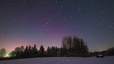 Aurora-Boreal-Y-Estrellas-Fugaces-Sobre-Un-Paisaje-Nevado-Remoto