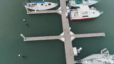 Blick-Von-Oben-Entlang-Des-Marina-Piers,-Boote-Vor-Anker-In-Ko-Olina,-Hawaii