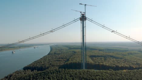 Grúas-Torre-Erigidas-Por-La-Orilla-Del-Río-Danubio-Durante-La-Construcción-Del-Puente-Braila-En-Rumania