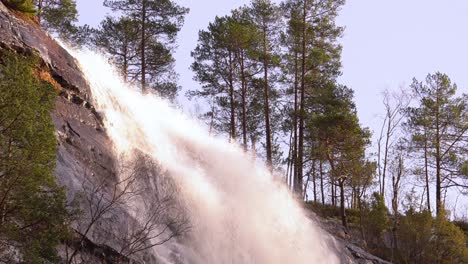 Geschützter-Wasserfall-Hesjedalsfossen-In-Westnorwegen-–-Idyllischer-Statischer-Nachmittagsclip-Mit-Warmem-Sonnenlicht-Auf-Dem-Wasserfall-Und-Umliegenden-Kiefern