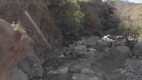 Agua-De-Montaña-River-Creek-Serpenteando-A-Través-De-Cantos-Rodados-Desierto-Que-Fluye-Río-Abajo-Cerca-De-La-Antena-Inversión-Rápida-Revelar