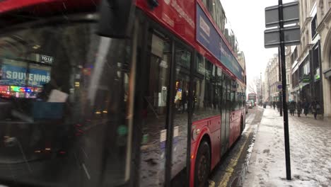 Carretera-Muy-Transitada-En-Londres-Con-Taxi-Y-Autobús-Rojo-De-Dos-Pisos