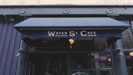 Water-St-Café,-Vordereingang,-Plane,-Überdachung,-Mittlerer-Weitwinkel,-Schwenk-Auf-Die-Vordertüren-An-Einem-Sonnigen-Tag-In-Der-Innenstadt-Von-Vancouver,-BC