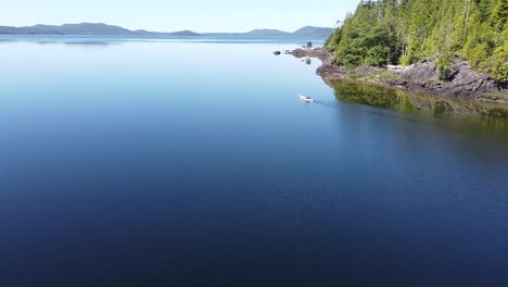 Beautiful-West-Coast-Kayaking-on-Kennedy-Lake,-Laylee-Island,-Vancouver-Island,-Canada