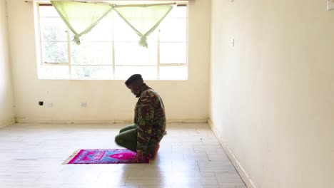 Ein-Muslimischer-Polizist-Aus-Kenia-Betet