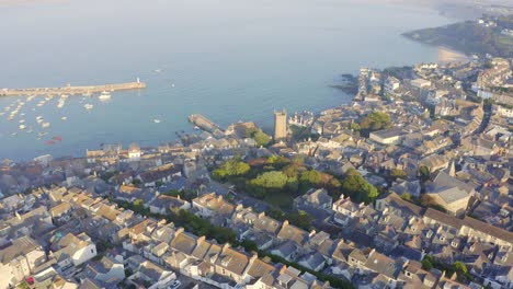 Aerial-view-over-the-Cornish-coastal-town-of-St-Ives