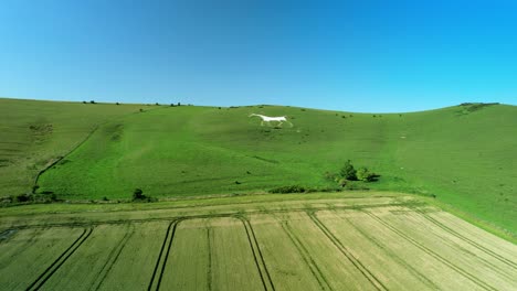 Wiltshire-Historisches-Weißes-Pferd-Ikonische-Kreidefigur-Wahrzeichen-Luftaufnahme-Niedrigen-Winkel-Rechts-Aus-Der-Ferne