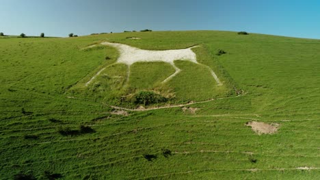 Alton-Barnes-Historisches-Weißes-Pferd-Uralt-Milchhügel-Kreidefigur-Wahrzeichen-Antenne-Niedrigen-Winkel-Drehende-Rechte-Ansicht