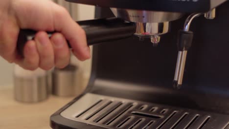 Einlegen-Frisch-Gemahlener-Kaffeebohnen-In-Den-Siebträger-In-Die-Maschine