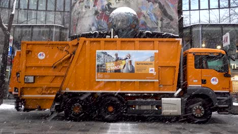 Leuchtend-Orangefarbener-Wiener-Müllwagen,-Der-Auf-Der-Straße-Geparkt-Ist
