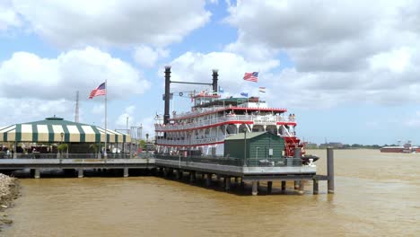 Stadt-New-Orleans,-Flussboot-Angedockt,-Mississippi-Fluss,-Weitwinkel-Tag