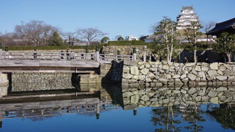 Himeji-Castle-Reveal-from-Moat,-Sunny-Weather-in-Hyogo-Japan