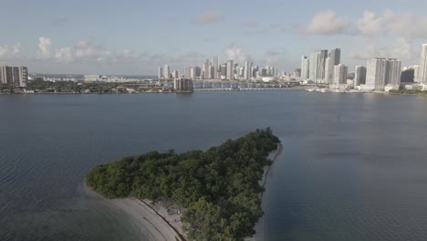 Luftüberflug-Mit-Blick-Auf-Die-Picknickinsel-In-Richtung-Der-Innenstadt-Von-Miami,-Florida