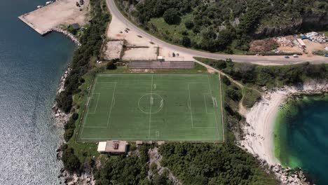 Sich-Entfernende-Aufnahme-Eines-Fußballplatzes-Auf-Einer-Steilen-Landzunge-In-Griechenland