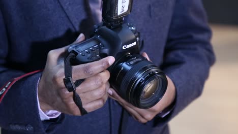 A-Photographer-shows-the-focal-length-of-an-85mm-canon-lens