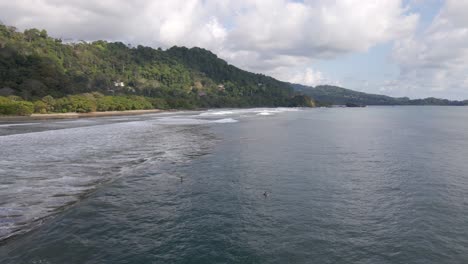 Zwei-Surfer-Am-Dominical-Beach-In-Costa-Rica-An-Einem-Bewölkten-Tag