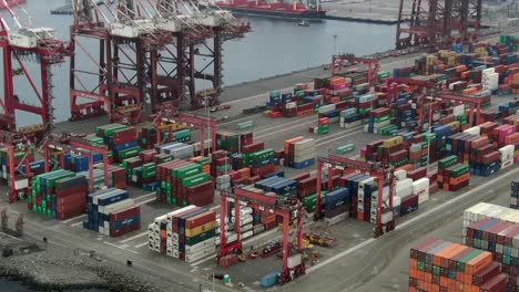 Industrielle-Frachtcontainer-Im-Hafen-Von-South-Del-Callao-In-Lima,-Peru