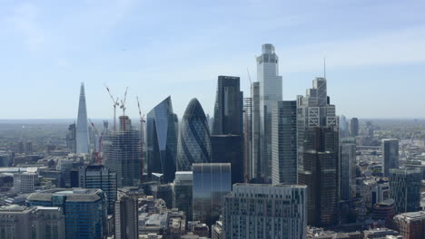 Tief-Kreisende-Aufnahme-Der-Imposanten-Londoner-Wolkenkratzer