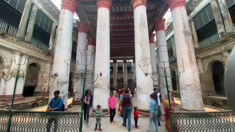 Zeitraffer-Von-Goswami-Rajbari-Von-Sreerampur-Ist-Ein-Berühmtes-Und-Historisches-Touristenhaus-Mit-Besuchern-In-Westbengalen