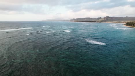 Wolken-Bedecken-Die-Südöstliche-Küste-Von-Kauai,-Hawaii,-Wunderschönes-Reiseziel,-Goldene-Sandstrände,-Luftaufnahmen