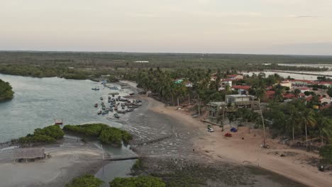 Movimiento-De-Grúas-De-Drones-De-Barcos-De-Pesca-Varados-Por-Resort-De-Vacaciones-Brasileño