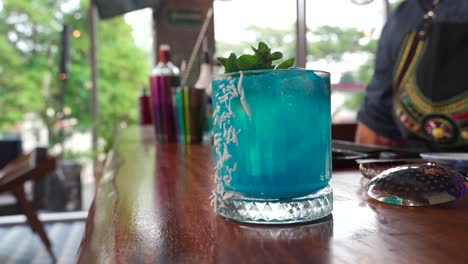 Cocktailrutsche-In-Der-Bar-Natur-Mexiko-Weibliche-Barkeeperin-Blau