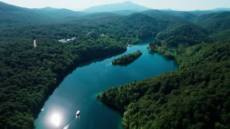 Perfekte-Luftaufnahme-Des-Nationalparks-Plitvicer-Seen,-Umgeben-Von-Dicht-Bewaldeten-Bergen-In-Kroatien