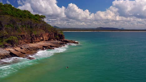 Waves-Crashing-Onto-Rugged-Shore-At-Boiling-Pot-Lookout-In-Noosa-National-Park,-QLD-Australia