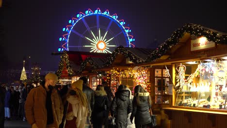 Menschen-Auf-Dem-Deutschen-Weihnachtsmarkt-In-Berlin-Mit-Traditionellen-Geschäften