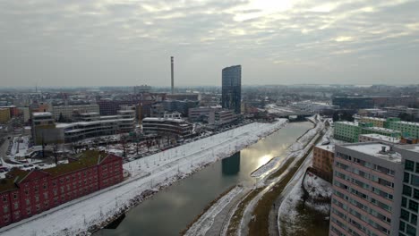 Blick-Aus-Der-Vogelperspektive-Auf-Olomouc-Am-Fluss,-Während-Die-Sonne-Aufgeht
