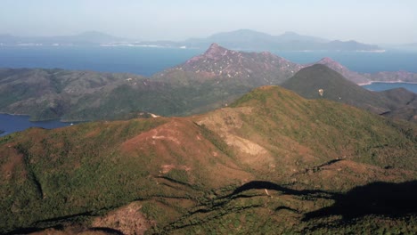 Drohnenkamera-Schoss-Am-Abend-über-Das-Bergige-Gelände-Voller-üppiger-Grüner-Vegetation-Im-Hong-Kong-Geopark-In-Sai-Kung