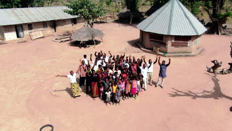 Dorfbewohner-In-Einer-Ländlichen-Westafrikanischen-Gemeinde-In-Nigeria-Winken-Der-Drohnenkamera-Zu