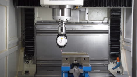 CNC-Maschine-3D-Schnupper-Messuhr,-Die-Ein-Stahlteil-In-Einem-Schraubstock-Misst