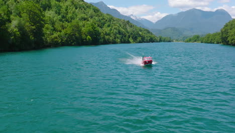 Luftaufnahme-Eines-Roten-Schnellbootes,-Das-Sich-Entlang-Des-Flusses-Puelo-In-Chile-Bewegt