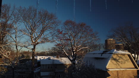 Sonniger-Wintermorgen,-Aufnahme-Schneebedeckter-Dächer-In-Einem-Hinterhof-Eines-Wohngebiets-In-Toronto