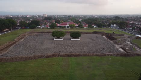 Vista-Aérea-De-Drones-Del-Palacio-De-Yogyakarta-Con-El-Campo-En-Construcción