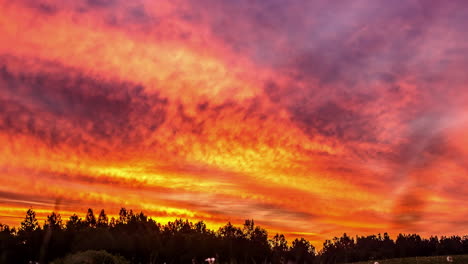 Zeitraffer-Fliegender-Wolken-Am-Orange--Und-Goldfarbenen-Himmel-Während-Der-Goldenen-Stunde-Am-Morgen