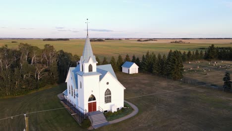 Eine-Alte-Weiße-Kirche-Mit-Blauem-Dach,-Die-Isoliert-In-Der-Ländlichen-Landschaft-Kanadas-Steht