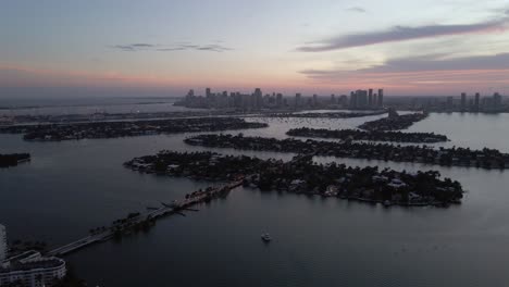 Biscayne-Bay,-Venezianische-Inseln,-Düsterer-Sonnenuntergang-Aus-Der-Luft-Mit-Der-Innenstadt-Von-Miami