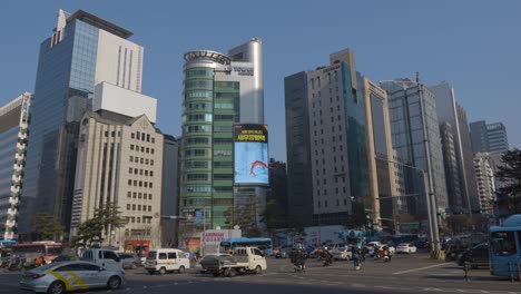 Glasturm,-Iz-Turm,-Medi-Turm-In-Der-Innenstadt-Von-Seoul-An-Einem-Sonnigen-Tag,-Gangnam-Bahnhofskreuzung-In-Der-Hauptverkehrszeit