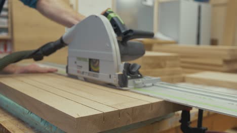 Carpenter-cutting-groove-in-oak-slab-with-tracksaw