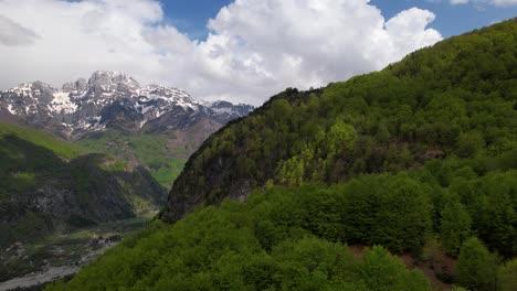 Wilder-Grüner-Wald-Auf-Alpinen-Bergen-An-Einem-Frühlingstag-Mit-Wolken