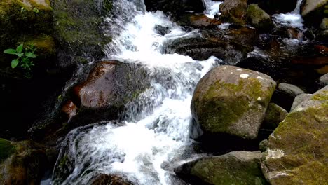 Agua-Que-Fluye-Y-Cae-En-Cascada-Sobre-Rocas-En-Las-Cascadas-De-Fervenza-Do-Toxa